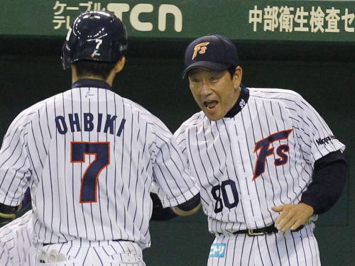 ２回、逆転満塁本塁打を放った日本ハム・大引（左）をベンチ前で迎える栗山監督