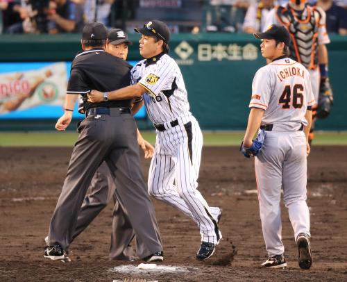 ＜神・巨＞９回裏無死一塁、抗議するマートンのもとに向かう嶋田一塁塁審（左）を体を張って止める和田監督