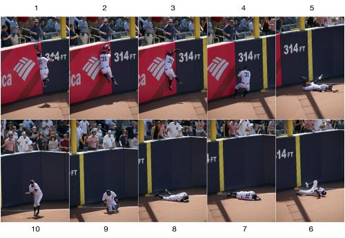 ＜ヤンキース・レッドソックス＞３回１死、右翼線への飛球をイチローがフェンスに激突しながら好捕