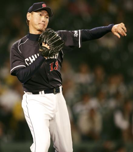 10回、阪神・狩野の犠打を一塁に送球する中日・岩瀬。15年連続のシーズン50試合以上登板を記録した