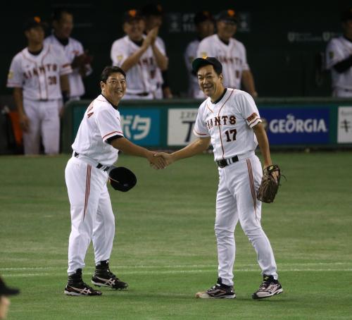 ＜巨・Ｄ＞試合前、一打席真剣勝負を終えて笑顔で握手する吉村氏（左）と槙原氏