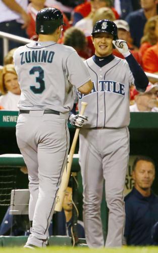 カージナルス戦の５回、本塁打を放ったズィニーノ（左）を笑顔で迎えるマリナーズ・岩隈
