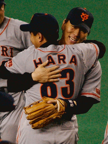 ０２年１０月、日本一を決めて巨人・原監督と笑顔で抱き合う松井