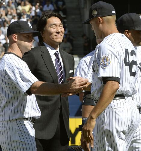 今季限りで引退するヤンキースのリベラ（右）の引退式典に駆け付け祝福する松井秀喜氏（中央）