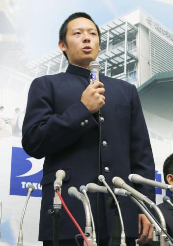 記者会見でプロ志望を表明する桐光学園の松井裕樹