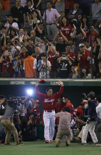 ＜巨・広＞試合後、スタンドのファンに手を振って別れを告げる前田智