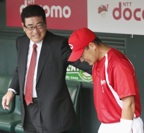 試合前、入団時に監督だった山本浩二氏（左）に声を掛けられる広島の前田智