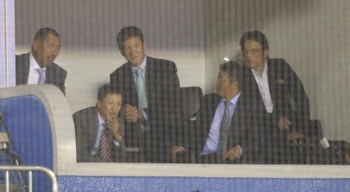 ＜ヤ・神＞試合を観戦する（左から）清原氏、立浪氏、片岡氏、野村氏、橋本氏