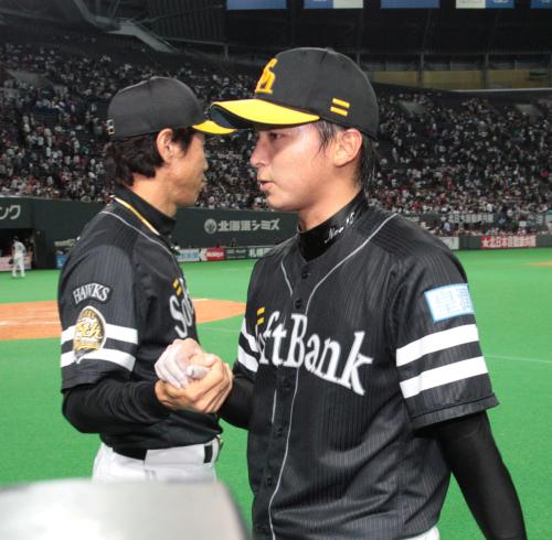 ＜日・ソ＞試合後、秋山監督（左）とハイタッチする東浜