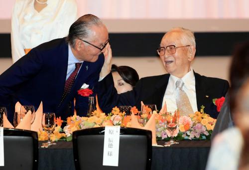 談笑する渡辺会長（右）と長嶋終身名誉監督