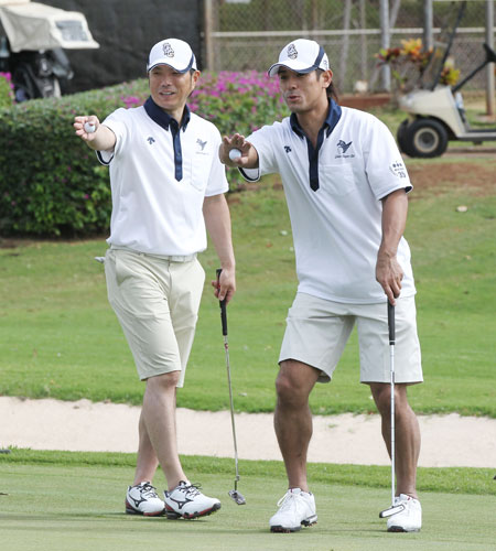 昨年の名球会ゴルフでラウンドする小久保監督（左）と稲葉
