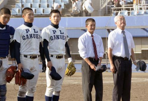 「監督不在」で高校野球の秋季大阪大会に出場、部員と一緒にスタンドにあいさつするＰＬ学園の正井一真校長（右端）