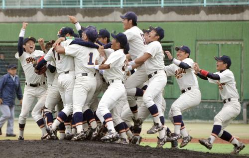 関西六大学野球リーグで４２季ぶりに優勝を決め、喜ぶ大商大ナイン
