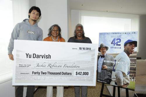 ジャッキー・ロビンソン財団に４万２０００ドルを寄付したダルビッシュ。中央はレイチェル夫人、右は娘のシャロンさん（Ｃ）２０１３　ＬＥＧＥＮＤＡＲＹ　ＰＩＣＴＵＲＥＳ　ＰＲＯＤＵＣＴＩＯＮＳ　ＬＬＣ．