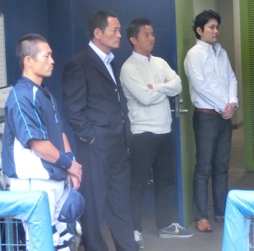 試合後のミーティングを池田球団社長（右から２人目）と見守る中畑監督