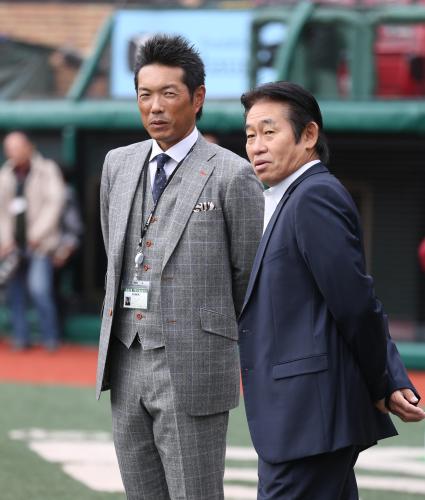 ＜楽・ロ＞談笑する小久保日本代表監督（左）と鹿取コーチ