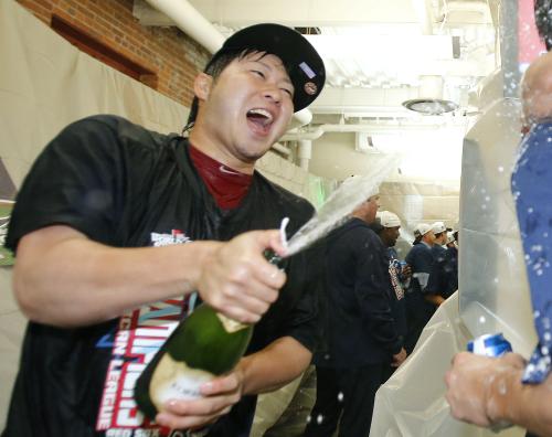 リーグ優勝を決め、シャンパンファイトで笑顔のレッドソックス・田沢