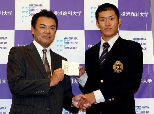 和田監督（左）から交渉権確定の札を手渡される横浜商大・岩貞