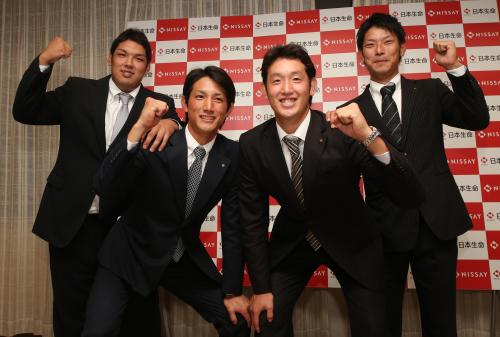 日本生命から大挙４名がドラフト指名を受ける（左から）ロッテ・５位・井上、巨人１位・小林、ＤｅＮＡ１位・柿田、ロッテ・４位・吉原