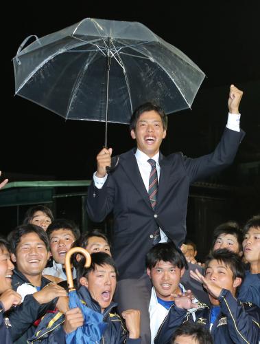 ヤクルトから１位指名を受けた国学院大・杉浦は傘を手に肩車され笑顔
