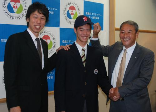 中田スカウト部長（右）と佐藤スカウトから帽子をかぶせてもらい笑顔の鈴木