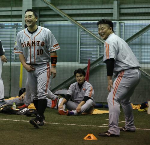 ＜日本シリーズ巨人練習＞練習中に笑顔を見せる阿部（左）と村田