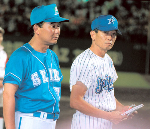 ９９年オールスターの東尾監督（左）と権藤監督