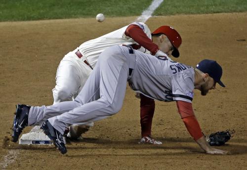 三塁ベース上で接触するレッドソックスの三塁手ミドルブルックス（手前）とカージナルスのクレイグ