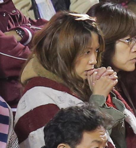 日本シリーズ第２戦を観戦する楽天・田中の夫人の里田まい