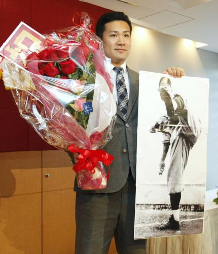 ２年ぶり２度目の「沢村栄治賞」に選出され、故沢村栄治氏の写真と花束を手にポーズをとる楽天の田中将大投手