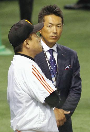 試合前に巨人・原監督（手前）と話をする日本代表の小久保裕紀監督