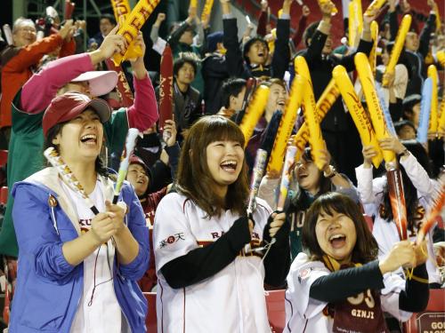 仙台市のＫスタ宮城で行われた日本シリーズのパブリックビューイングで、楽天の先制点に盛り上がるファン