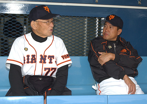 ２００５年１１月、巨人―阪神ＯＢ戦の試合前にベンチで談笑する川上哲治氏（左）と巨人・原辰徳監督