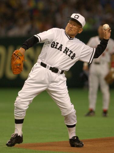 ０４年４月２日、巨人対阪神の開幕戦で始球式を行った川上氏