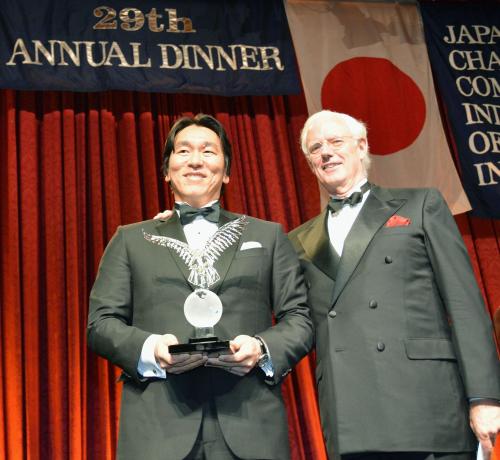 ニューヨーク日本商工会議所の日米特別功労賞を受賞した松井秀喜氏（左）