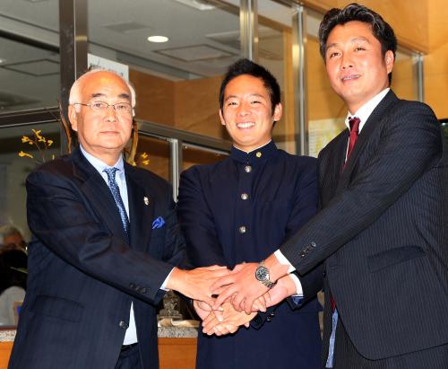 ドラフト１位指名した桐光学園・松井（中央）に指名あいさつを終え握手する楽天・早川スカウトグループマネジャー（左）と安部井スカウト部部長