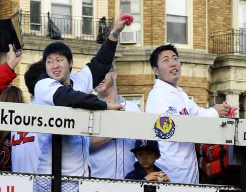 米大リーグのワールドシリーズで優勝を果たし、ボストン市内をパレードするレッドソックスの上原浩治（右）、田沢純一