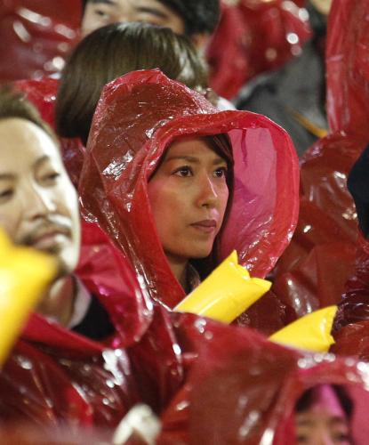 ＜楽・巨＞雨の中、応援する田中夫人の里田まい