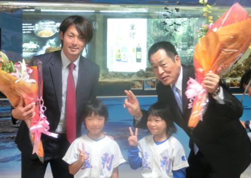 石川主将（左）、地元の子供たちと笑顔で写真撮影に応じる中畑監督