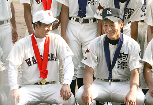 2006年の全国高校野球選手権大会、決勝再試合後、駒大苫小牧・田中将大投手（右）と並んで記念写真におさまる早実・斎藤佑樹投手