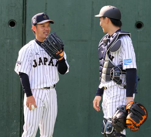 ＜侍ジャパン練習＞ブルペンで投球練習を終えた小川（左）に声をかける嶋