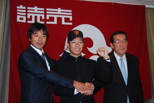 仮契約を終えて山下スカウト部長（右）、渡辺スカウト（左）と握手する和田