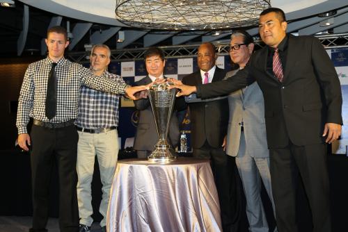 アジア・シリーズでの健闘を誓う（左から４人目）ウィリアムズ監督、楽天・星野仙一（同５人目）ら
