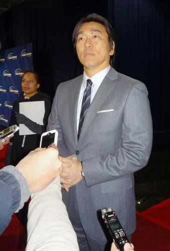 ニューヨークでのチャリティーイベントの前に記者の質問に答える松井秀喜氏