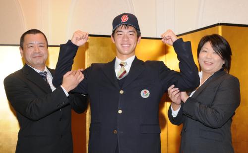 仮契約を終え、父・和也さん（左）、母・一重さん（右）とともに会心の笑顔を見せた鈴木翔