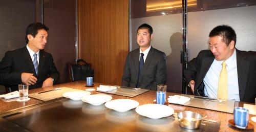 ソフトバンク・小川編成育成部長（左）、小林海外兼中長期戦略担当部長（右）と話す大竹