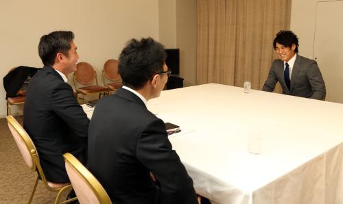 片岡（右）は安部井スカウト部長（左）、立花社長とＦＡ初交渉を行う