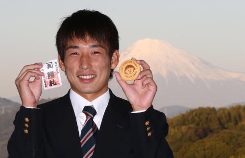 富士山に見守られながら、故郷・清水の“先輩”次郎長の勝札とちびまる子ちゃんクッキーを手に活躍を誓う岩崎