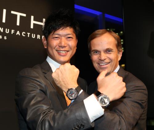 愛用する腕時計ゼニスのパーティーに出席した内海（左）はデュフール社長兼ＣＥＯに、来季のマー君なみの成績を宣言