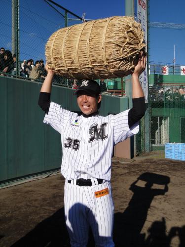 ベストナイン受賞を記念して、鴨川市から贈呈された名産「長狭米」の米俵を担ぎ上げるロッテ・鈴木